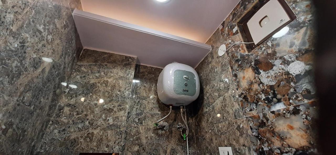 Aggarwal Luxury Room With Private Kitchen Washroom And Balcony Along With Fridge, Ac, Android Tv, Wifi In Main Lajpat Nagar نيودلهي المظهر الخارجي الصورة