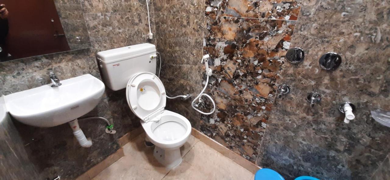 Aggarwal Luxury Room With Private Kitchen Washroom And Balcony Along With Fridge, Ac, Android Tv, Wifi In Main Lajpat Nagar نيودلهي المظهر الخارجي الصورة