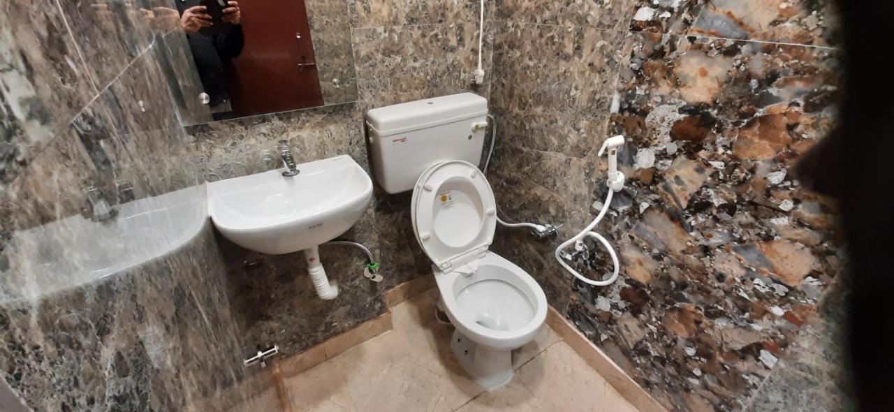 Aggarwal Luxury Room With Private Kitchen Washroom And Balcony Along With Fridge, Ac, Android Tv, Wifi In Main Lajpat Nagar نيودلهي المظهر الخارجي الصورة